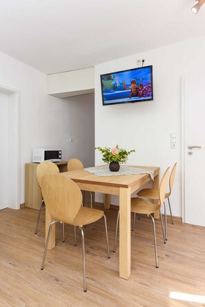 Wohnzimmer mit integriertem KĂŒchenbereich