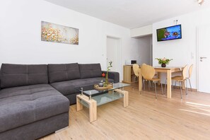 Wohnzimmer mit integriertem KĂŒchenbereich