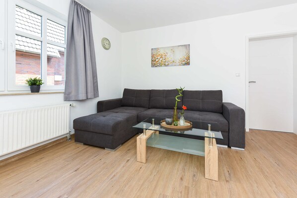 Wohnzimmer mit integriertem KĂŒchenbereich