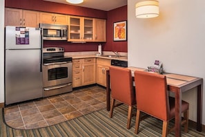 All Stainless appliances, modern finishes, granite countertops and fully equipped kitchen with all you need to cook and service for 4.