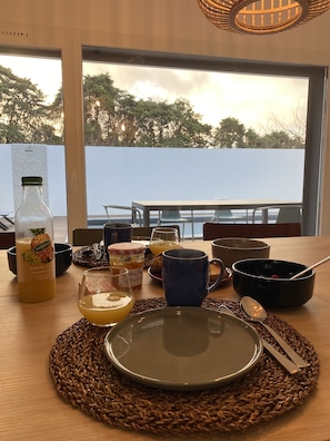 Vue sur la piscine de la salle à manger/salon