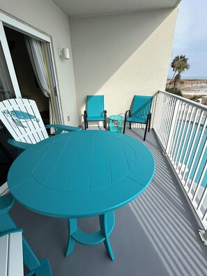 2 balcony seating areas