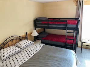 Bedroom - 1 queen bed and single bunk beds