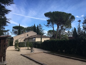 Terrain de pétanque sur lequel le soleil se couche, parfait pour l'apéro