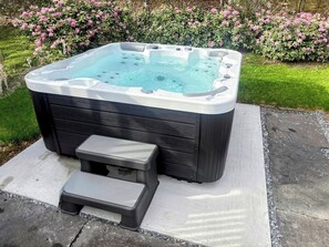 Brand new professionally maintained hot tub 