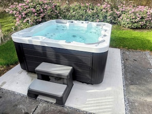 Brand new professionally maintained hot tub