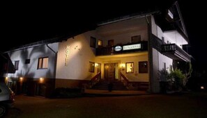 Eingangsbereich bei Nacht