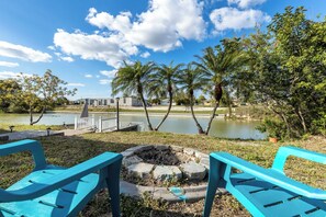 Seating area by the water