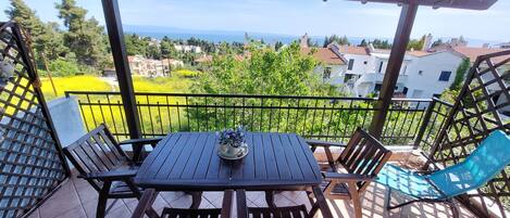 Terrazzo con vista mare con tavolo pranzo e BBQ