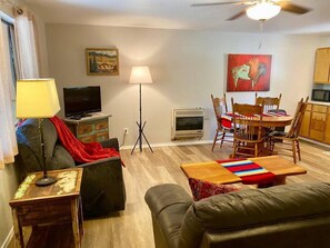 Newly remodeled cabin includes Dish TV and WIFI 