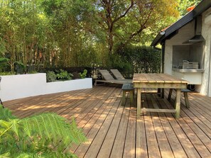 Terrasse arrière avec espace plancha
