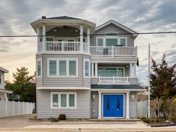 Large 8 BR, 6bath in the heart of Surf City