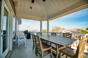 3rd Floor Deck/Dining Table/Grill
