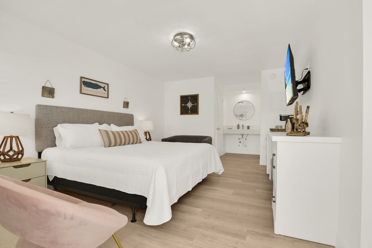 Boutique Hotel King Room 1 Block from the Beach!