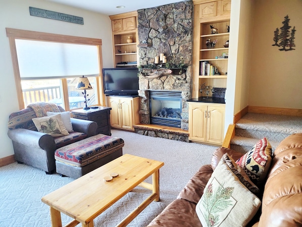 Livingroom with gas fireplace and plenty of seating