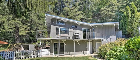 Troutdale Vacation Rental | 3BR | 3BA | 2 Stories | 1,836 Sq Ft