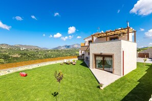 Lawn covered garden