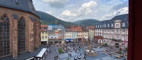 Blick aus dem Fenster großes Schlafzimmer, auf die Heiliggeistkirche 