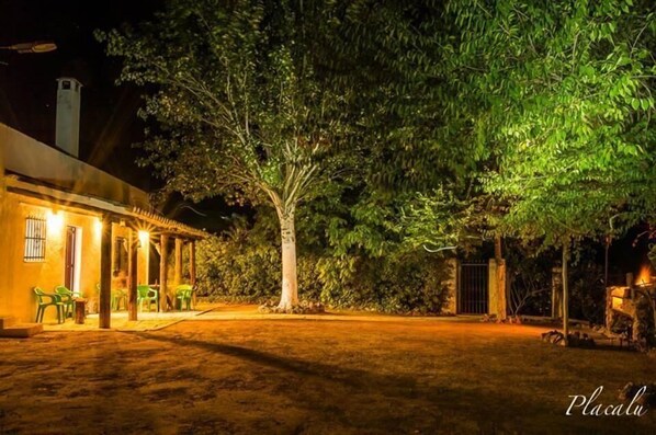 Veranda und Blick auf das Haus am Abend