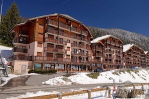 la façade du bâtiment en hiver