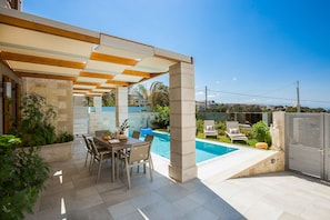 The pool terrace is also equipped with sunbeams and umbrellas.