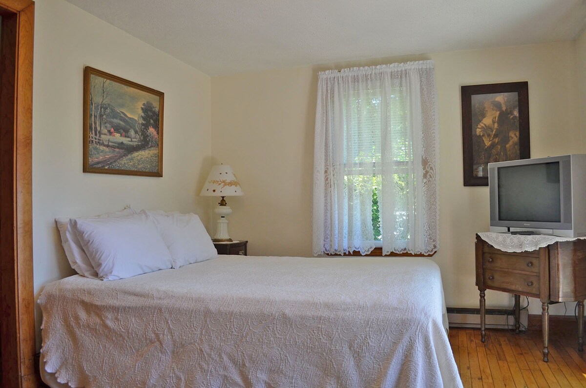 Garden by the Sea: Relax & enjoy wonderful coastal views. Walk to the beach!