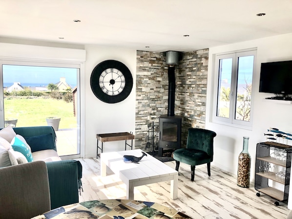 SALON AVEC ACCES SUR LA TERRASSE ET VUE SUR MER 