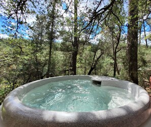 Hot Tub in the Forest! 