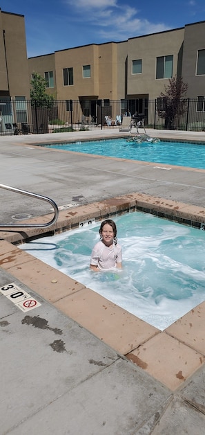 Hot Tub :>) Open Year Round,
