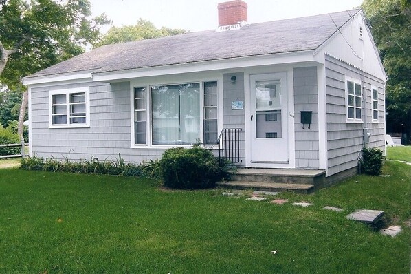 169 Seaview 2 bedroom cottage...1,000' to the beach !