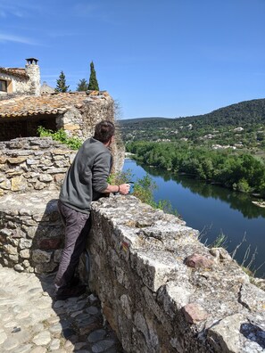 Petite pause sur le chemin de ronde, 10 m du gîte