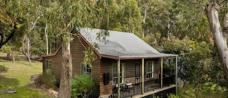 Nestled in serene bushland with outdoor fire pit and seasonal creek, a perfect rustic retreat.