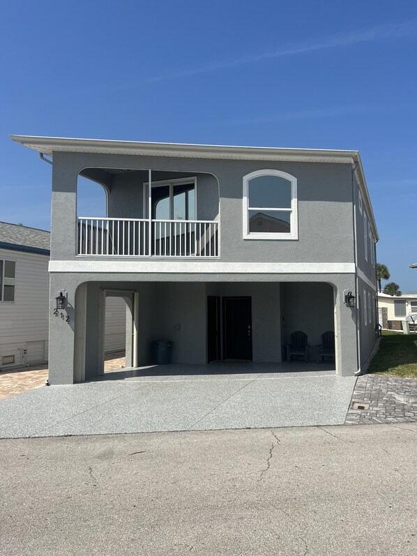 Choose this newly updated coastal themed beach house for your holiday!
