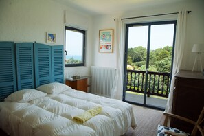 1 er étage: Chambre vue Océan, spacieuse avec cabinet de toilette. 