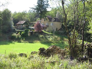 Vous avez accès au jardin, au potager et au verger sous la maison: + de 3000m²