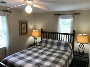 1st floor bedroom (Queen bed)