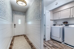 Entryway / laundry room 