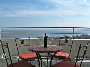 Perfekter Blick bei einem tollen Glas Wein