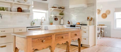 Beautiful light, bright kitchen