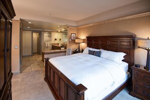 Master Bedroom - King Size Bed 