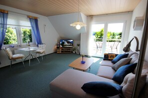 Wohnbereich mit Zugang zum Balkon