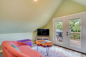 Living Room | Smart TV w/ Cable