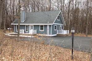 Egg Harbor Cottage on a beautiful wooded lot across from the Alpine Golf Course