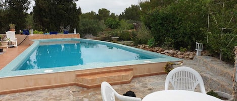 table pour sortie de bain a cote de la douche piscine