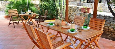 Outdoor dining