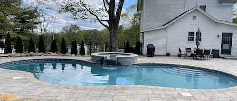 New gunite pool, spa & patio w/ outdoor bbq grill