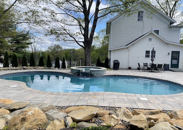New gunite pool, spa & patio w/ outdoor bbq grill