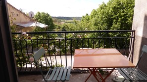 Petite terrasse du salon, de quoi manger dehors