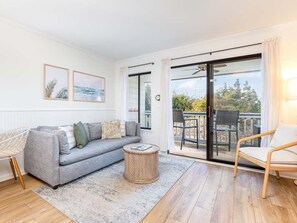 Living Room w. Sleeper Sofa