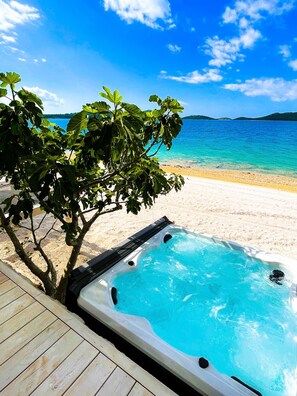 Whirlpool vorm Ferienhaus in Kroatien -mit wundervollem Meerblick 